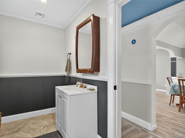 88 Bayview Avenue W, Lindenhurst NY 11757