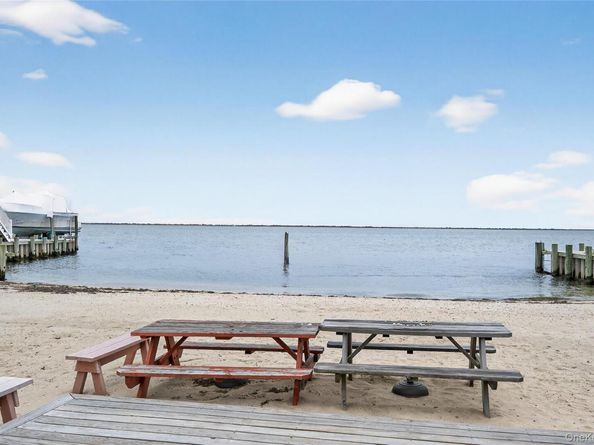 88 Bayview Avenue W, Lindenhurst NY 11757