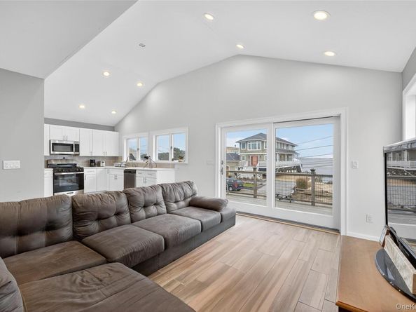 88 Bayview Avenue W, Lindenhurst NY 11757