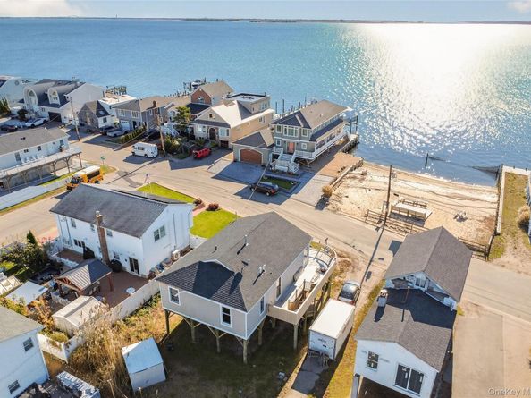 88 Bayview Avenue W, Lindenhurst NY 11757