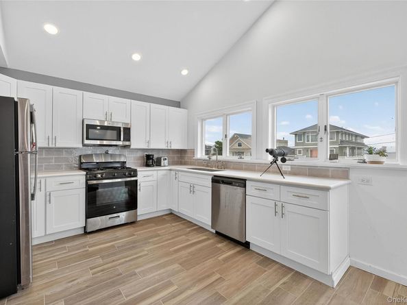 88 Bayview Avenue W, Lindenhurst NY 11757