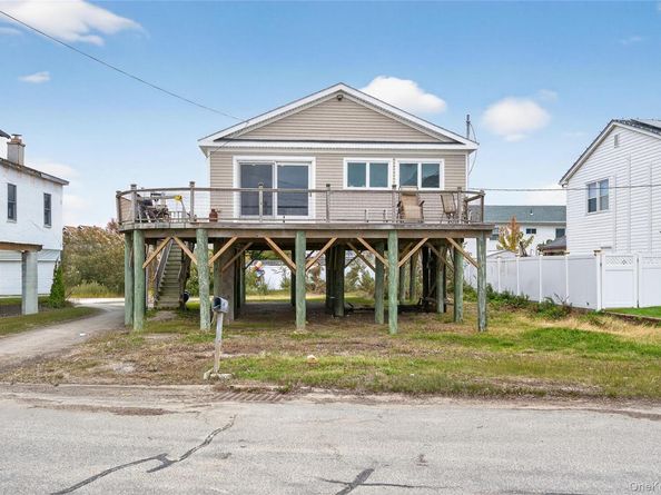 88 Bayview Avenue W, Lindenhurst NY 11757