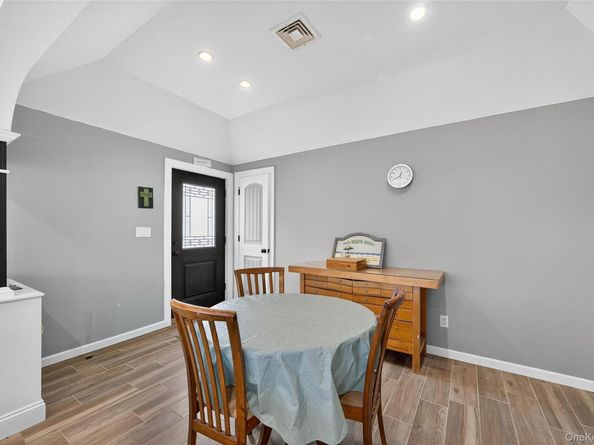 88 Bayview Avenue W, Lindenhurst NY 11757