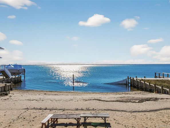 88 Bayview Avenue W, Lindenhurst NY 11757