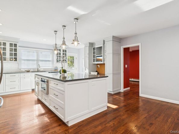 323 Barwick Boulevard, Mineola NY 11501