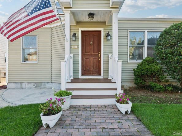 323 Barwick Boulevard, Mineola NY 11501