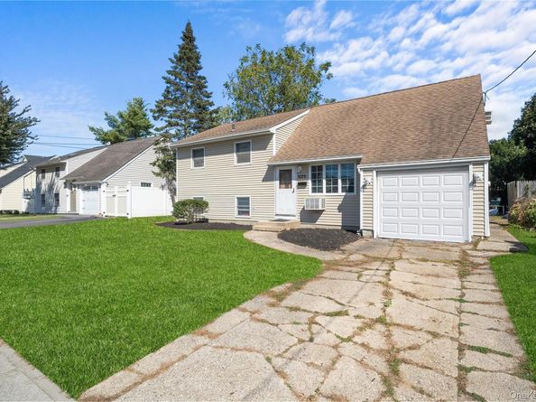 1029 N Niagara Avenue, Lindenhurst NY 11757