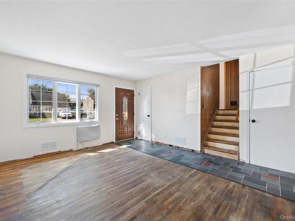 1029 N Niagara Avenue, Lindenhurst NY 11757