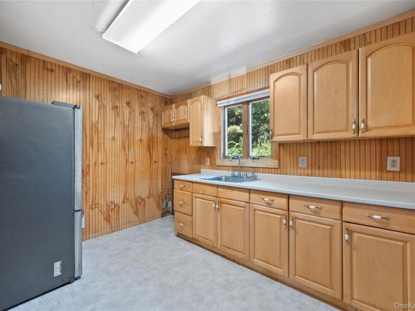 1029 N Niagara Avenue, Lindenhurst NY 11757