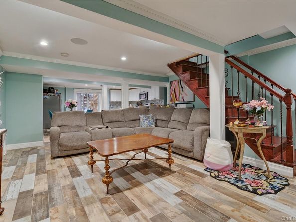 19319 109th Road, Hollis NY 11412