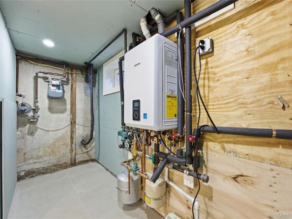 5 Orient Court, Westbury NY 11590