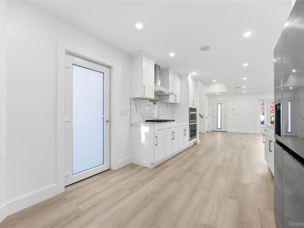 5 Orient Court, Westbury NY 11590