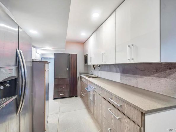 2 Valley Greens Drive, Valley Stream NY 11581