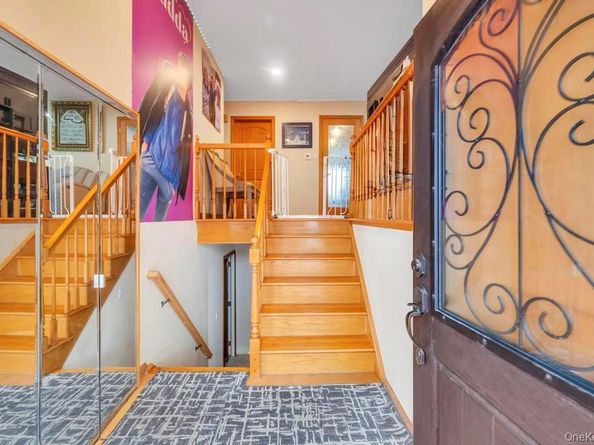 2 Valley Greens Drive, Valley Stream NY 11581