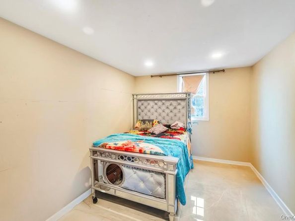 2 Valley Greens Drive, Valley Stream NY 11581