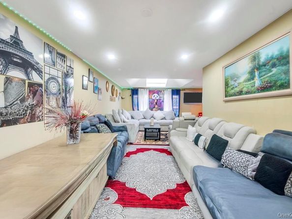 2 Valley Greens Drive, Valley Stream NY 11581