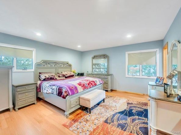 2 Valley Greens Drive, Valley Stream NY 11581