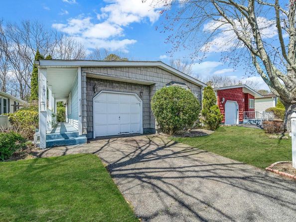 191 Village Circle W, Manorville NY 11949