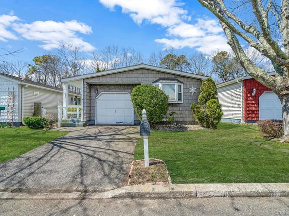 191 Village Circle W, Manorville NY 11949