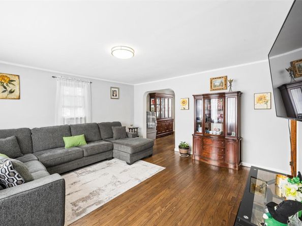 5 Wedgewood Drive, Coram NY 11727