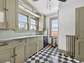 8 Henry Place, Bay Shore NY 11706