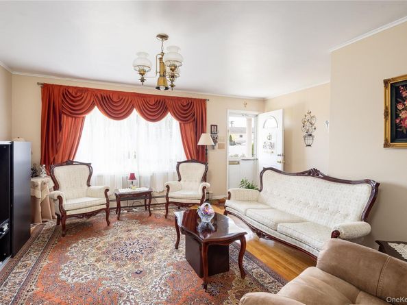 88 14th Street, Hicksville NY 11801