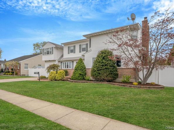 580 Center Briarwood Avenue, West Islip NY 11795