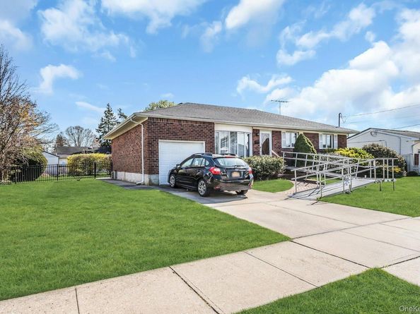 258 N Wisconsin Avenue, North Massapequa NY 11758