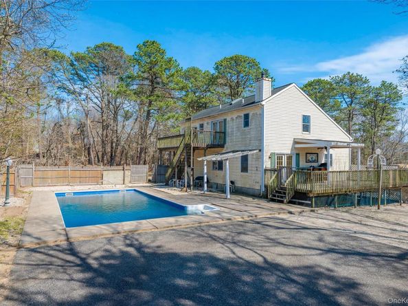 221 E Montauk Highway, Hampton Bays NY 11946