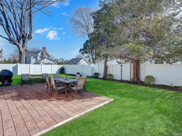 10 Dale Court, Massapequa NY 11758