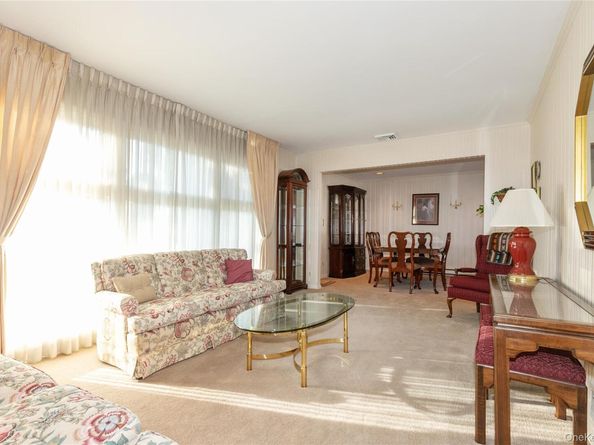 58 Helen Avenue, Plainview NY 11803