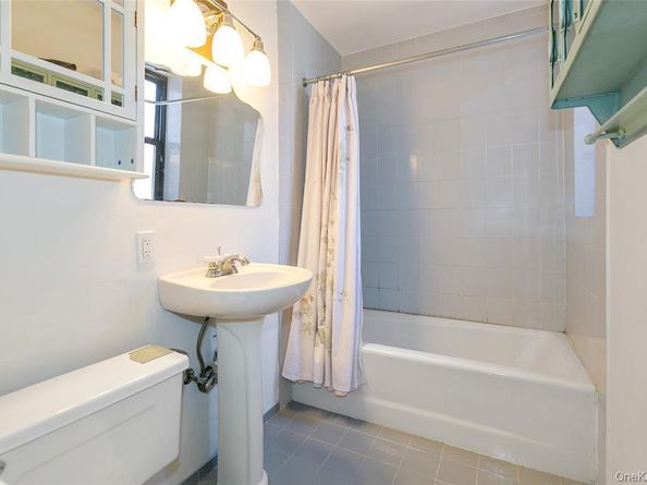 2 Townhouse Place 3N, Great Neck NY 11021