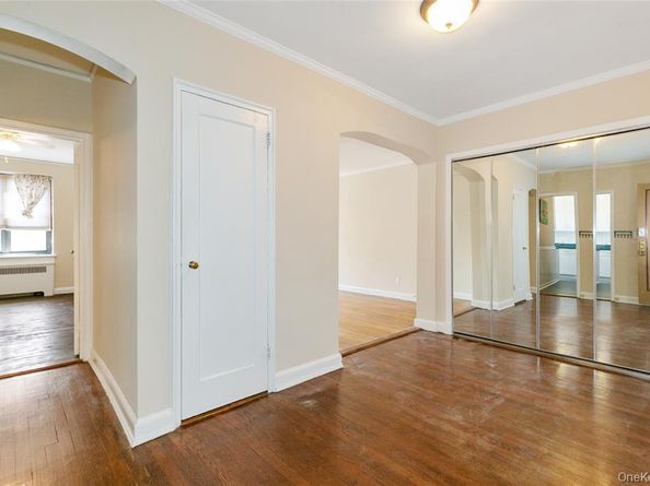 2 Townhouse Place 3N, Great Neck NY 11021