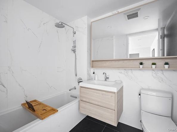 40-22 61st street 3E, Woodside NY 11377