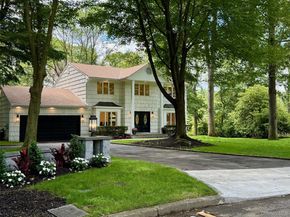 7 Northwood Court, Dix Hills NY 11746