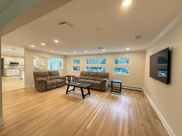 7 Northwood Court, Dix Hills NY 11746