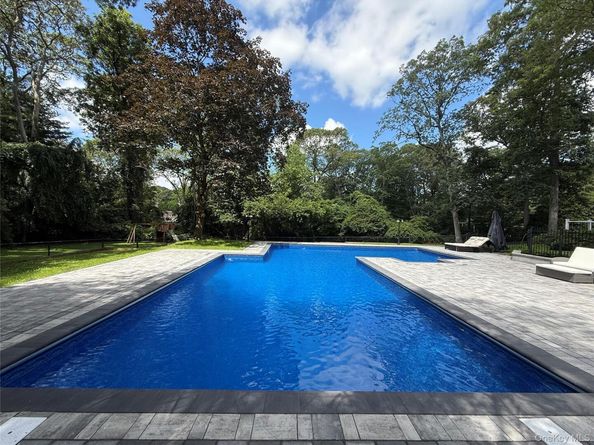 7 Northwood Court, Dix Hills NY 11746