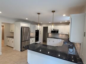 7 Northwood Court, Dix Hills NY 11746