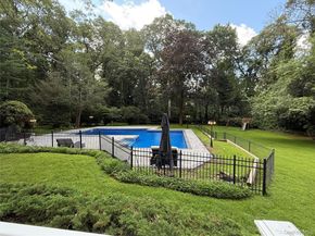 7 Northwood Court, Dix Hills NY 11746
