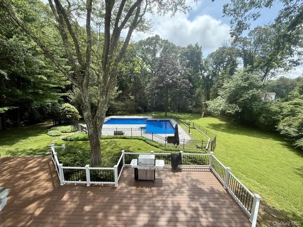 7 Northwood Court, Dix Hills NY 11746