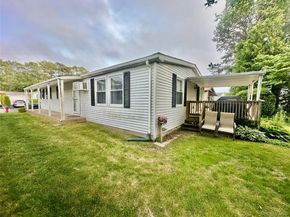 16 Village Circle E, Manorville NY 11949