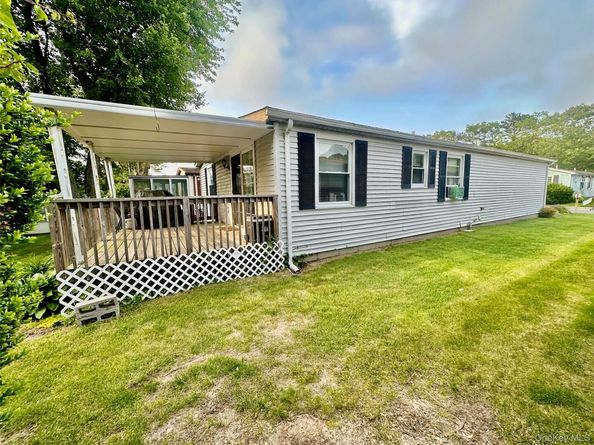 16 Village Circle E, Manorville NY 11949