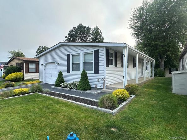 16 Village Circle E, Manorville NY 11949