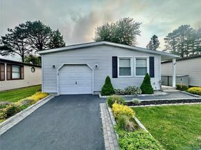 16 Village Circle E, Manorville NY 11949