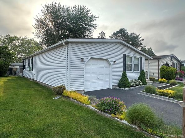 16 Village Circle E, Manorville NY 11949