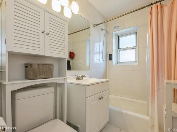 90 S PARK Avenue B17, Rockville Centre NY 11570