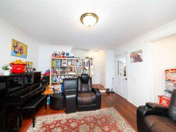 6 Walnut Place, Great Neck NY 11021