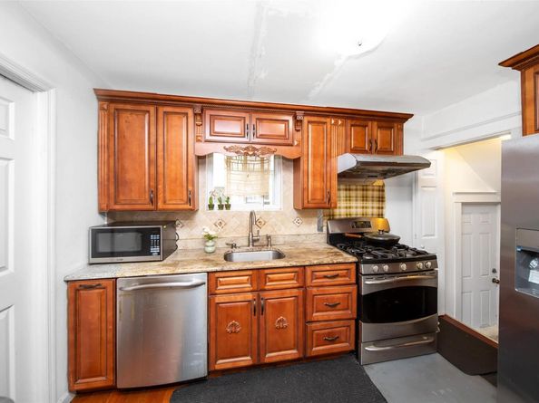 6 Walnut Place, Great Neck NY 11021