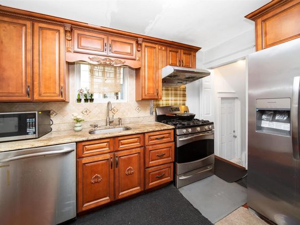 6 Walnut Place, Great Neck NY 11021