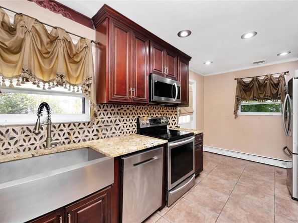 32 Cedar Street, Lindenhurst NY 11757